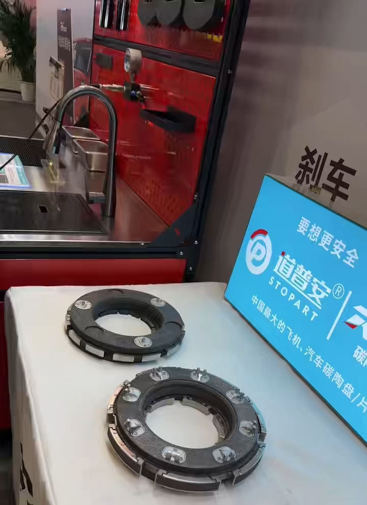 AIT首日引爆！RF RACER「中国碳玩家制动大联盟」震撼登陆B3M16
