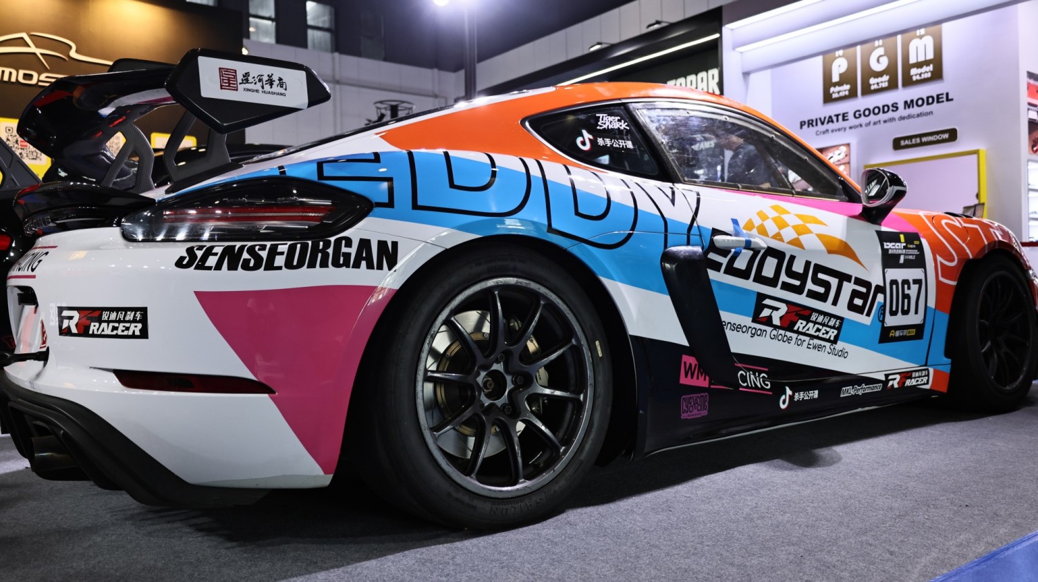 RF锐迪凡与WM18Racing联合展台展出的保时捷718赛车