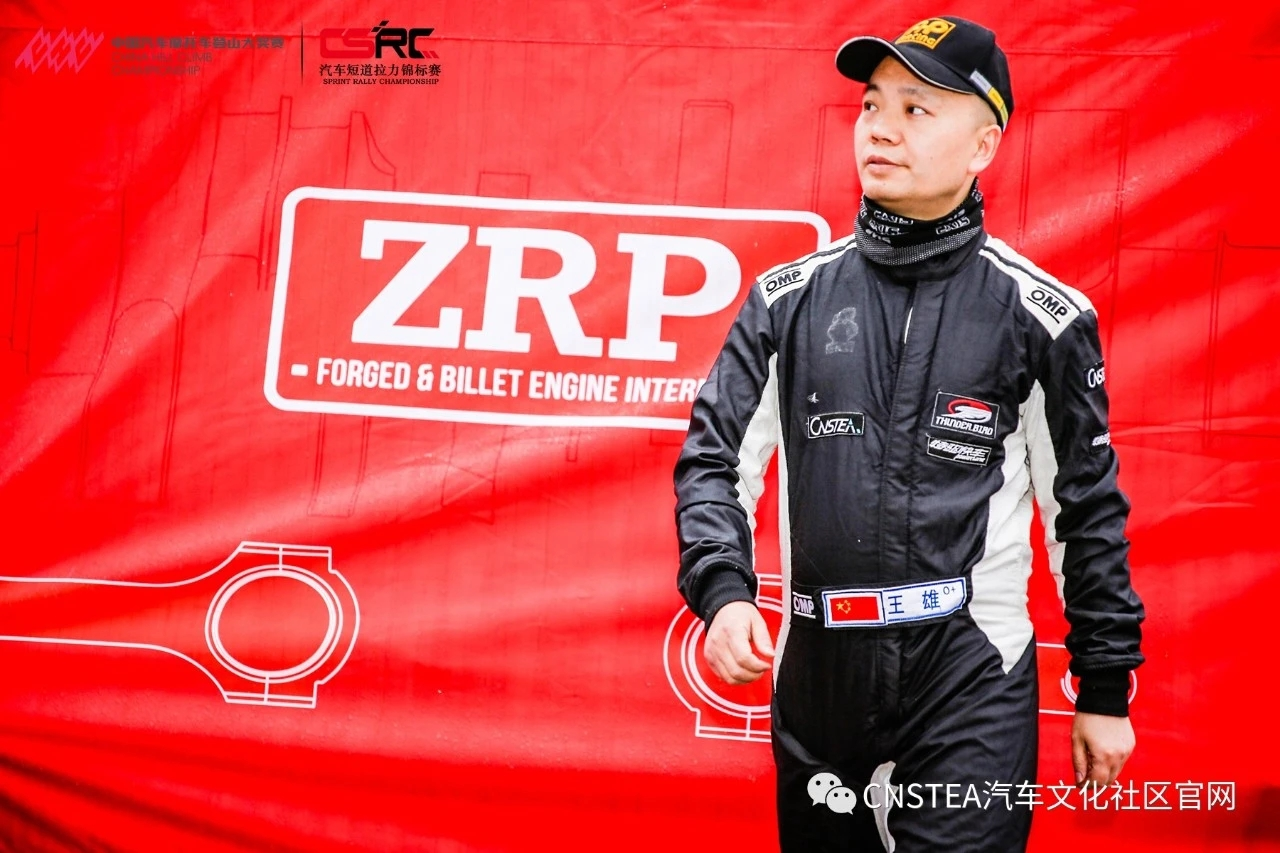 双重身份的撕裂：从热血车手到极致严谨的跨越