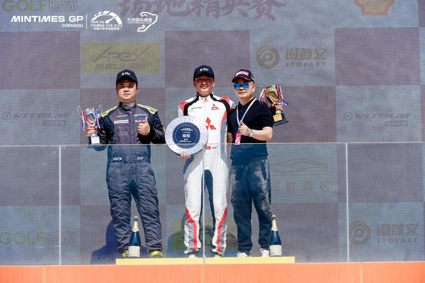 双重身份的撕裂：从热血车手到极致严谨的跨越 - 锐迪凡 RF RACER